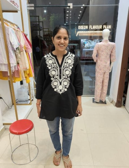 Store 3: customer photo at the counter
